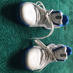 “Kyrie 3 Duke” basketball shoes.